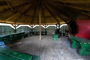 Ośrodek w Dźwirzynie - otoczenie - chata grillowa