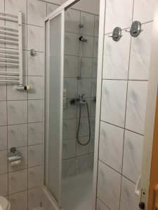 Pokój dwuosobowy standard łazienka2